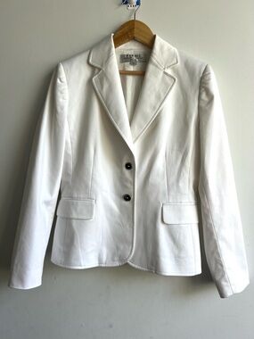 Tahari White Women's Tailored Blazer - Two-Button Notch Lapel